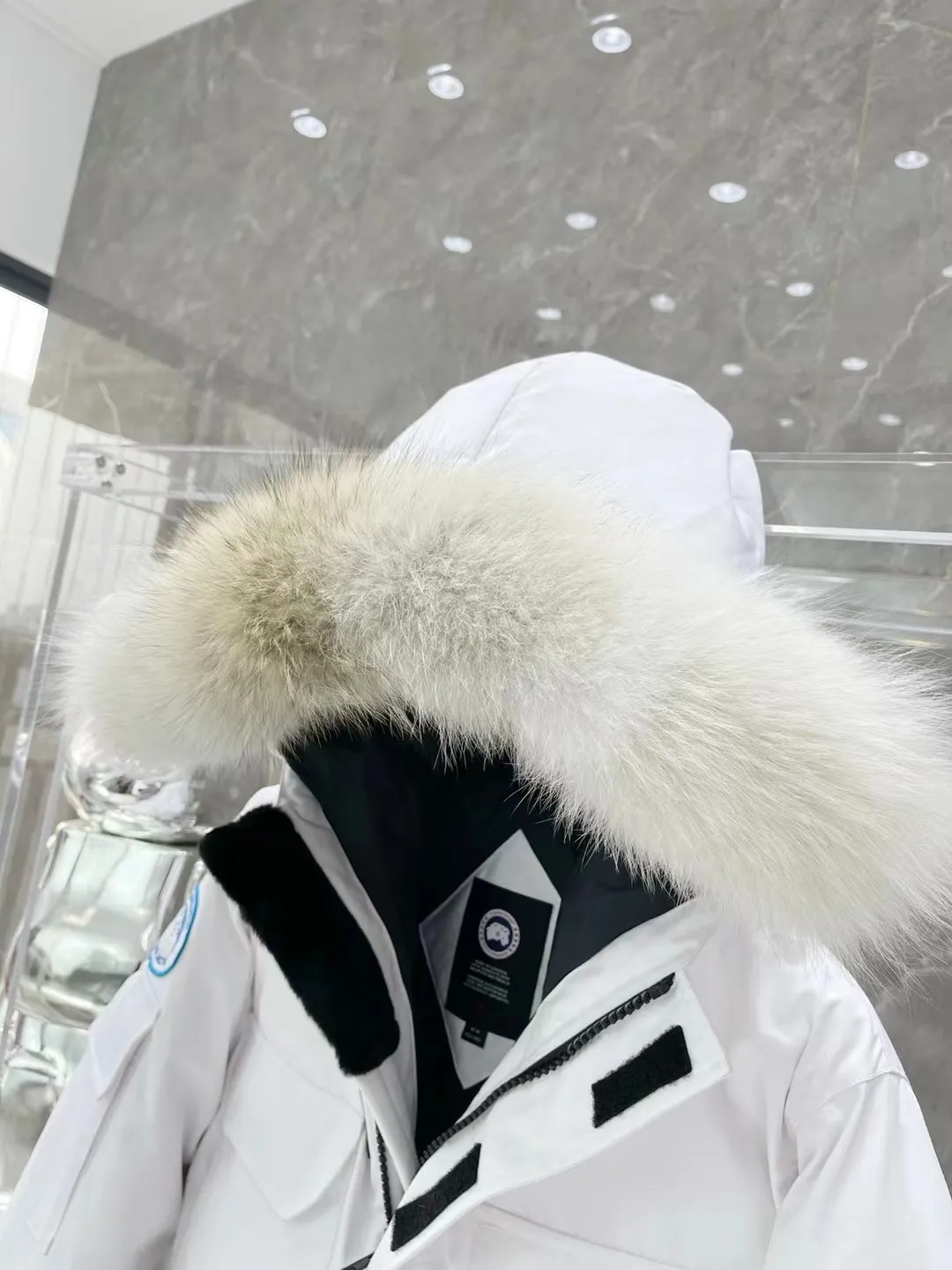 P800 Canada Goose "Canada Goose"🇨🇦 Beichen White / 08 Expedition Parka 4660M Product color: black, off-white, red, sand pink, sky blue, graphite gray, Beichen white, navy blue, sky blue, gray camouflage gray black label Product size: XS, S, M, L, XL, XXL The Expedition was originally a parka designed for scientists at the McMurdo Research Station in Antarctica. Whether your next journey takes you into the frozen urban jungle or across uncharted ice fields, wear Canada Goose's Expedition Parka and get proven results year after year in Antarctica by the National Science Foundation's Center for Polar Research.  Material list: 1⃣ Uses Y-shaped Velcro imported from Taiwan (exclusive in the market) 2⃣ Uses 18-count polyester-cotton blended fabric imported from South Korea (authentic synchronized fabric) 3⃣ National standard 80% white duck down, (zp uses 80% white duck down/90% of all boasts are fake) 4⃣ Western Canadian coyote hair (non-market dyed fox hair filled with wolf hair) Material analysis characteristics: 1⃣ The original/polyester-cotton fabric has a high polyester fiber content, and the polyester-cotton fabric has high heat and light resistance and good stability. It has bright colors, high fiber strength, durability, light resistance, heat resistance, and straightness. 2⃣ As we all know, the original version uses 80% white duck down. The fill power refers to the cubic inches of volume occupied by each ounce (30 grams) of down under certain conditions. If one ounce of down occupies 500 cubic inches, the fill power of the down is 500. So we can simply understand it as: fill power is the volume of down, and the volume of down is fill power. The higher the fill power of down, it means that under the same filling amount, down can fix a larger volume of air layer to keep warm and insulate, so the warmth retention of down is better. 3⃣ Western Canadian coyote hair, "large range of selected neck hair" is soft and fluffy, each wolf hair is 60-63 long / 14-16 wide at the peak, this width + preferred parts. It is basically unmatched by the same industry